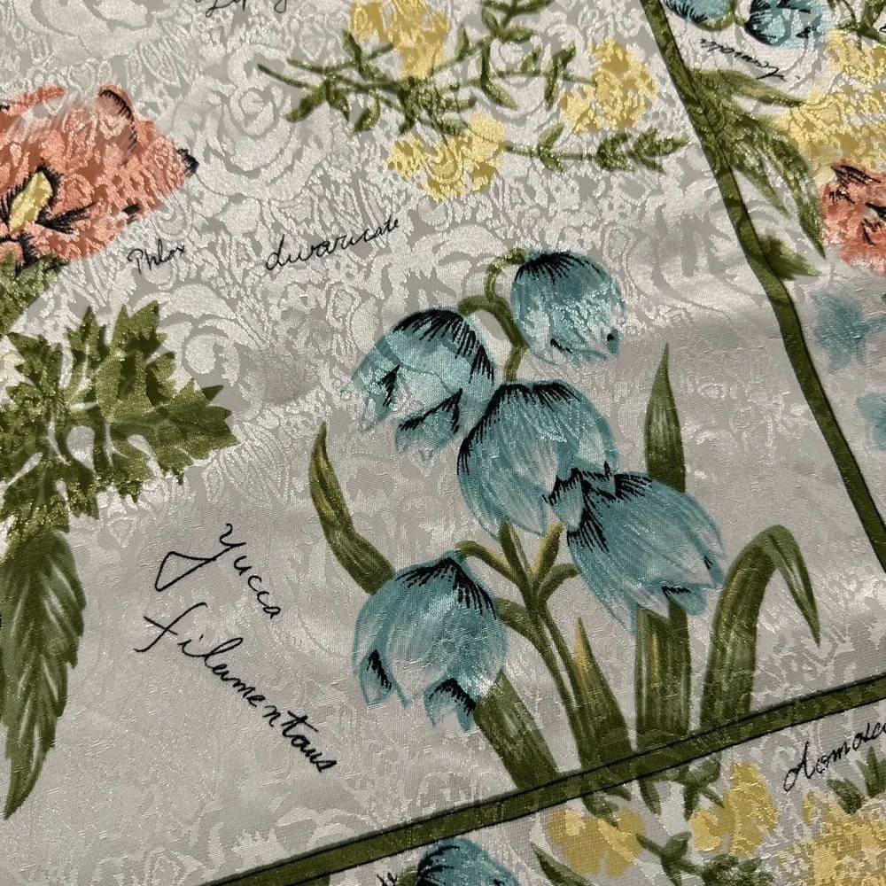 🧣 100% Polyester beautiful scarf measurements 35X35 great condition.